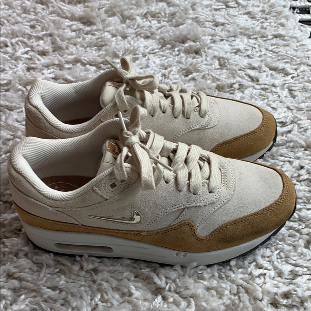 Nike Women’s Sneakers in Cream and Tan